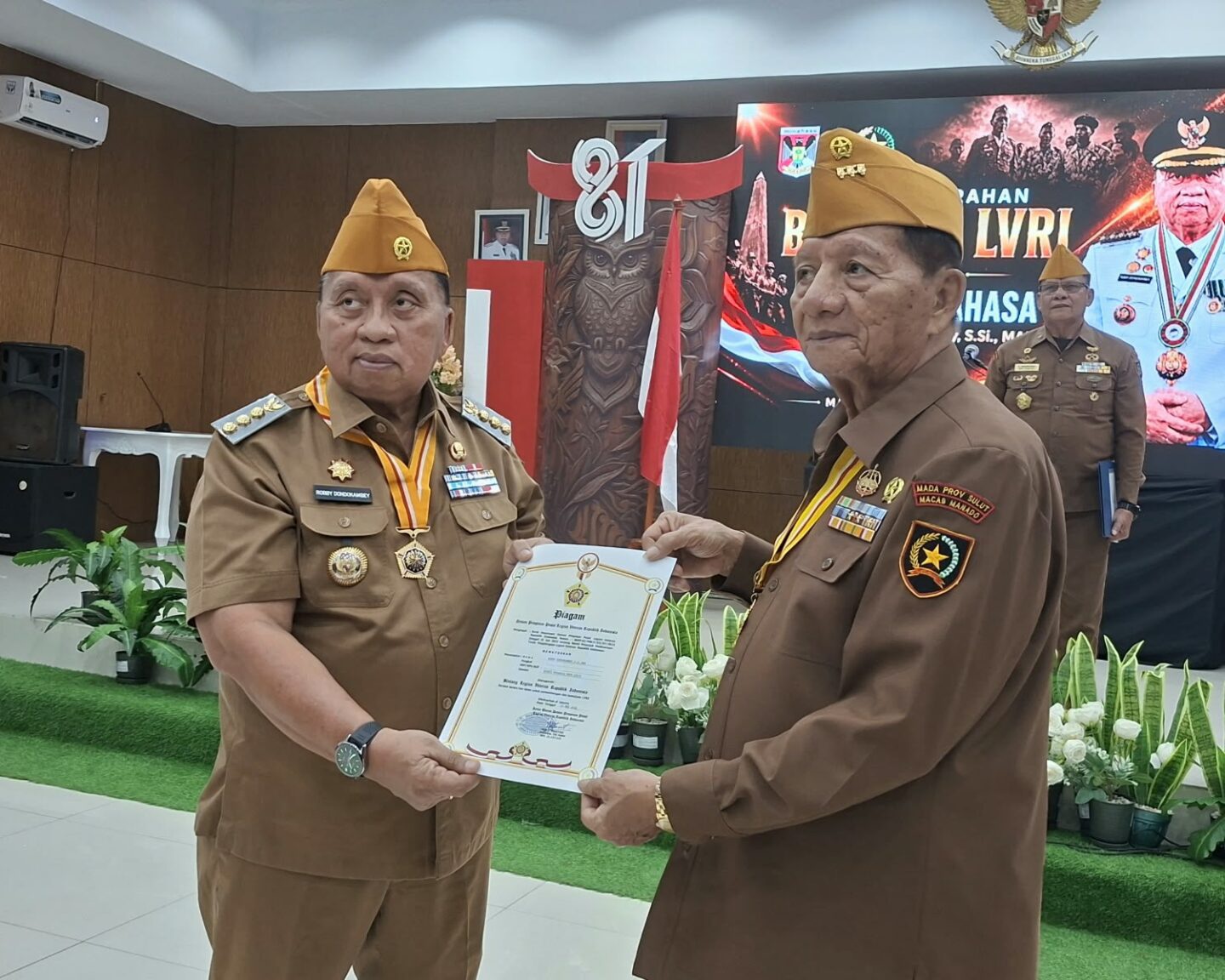 BINTANG KEHORMATAN LVRI MENYALA DI MINAHASA